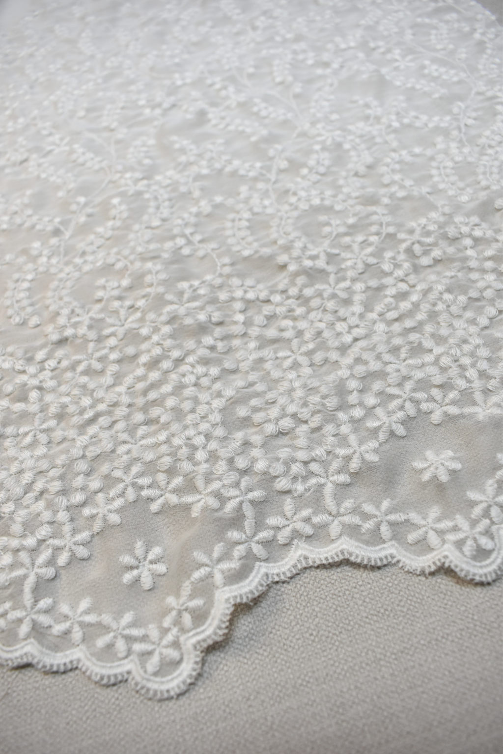 Tissu en dentelle brodée sur tulle - Pivoine chic Tissu en dentelle brodée sur tulle - Pivoine chic
